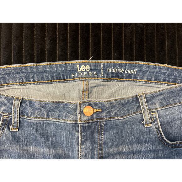 Lee Riders Women’s Capri Jeans 22M Mid-Rise Stretch Medium Wash 23” Inseam - Picture 3 of 3